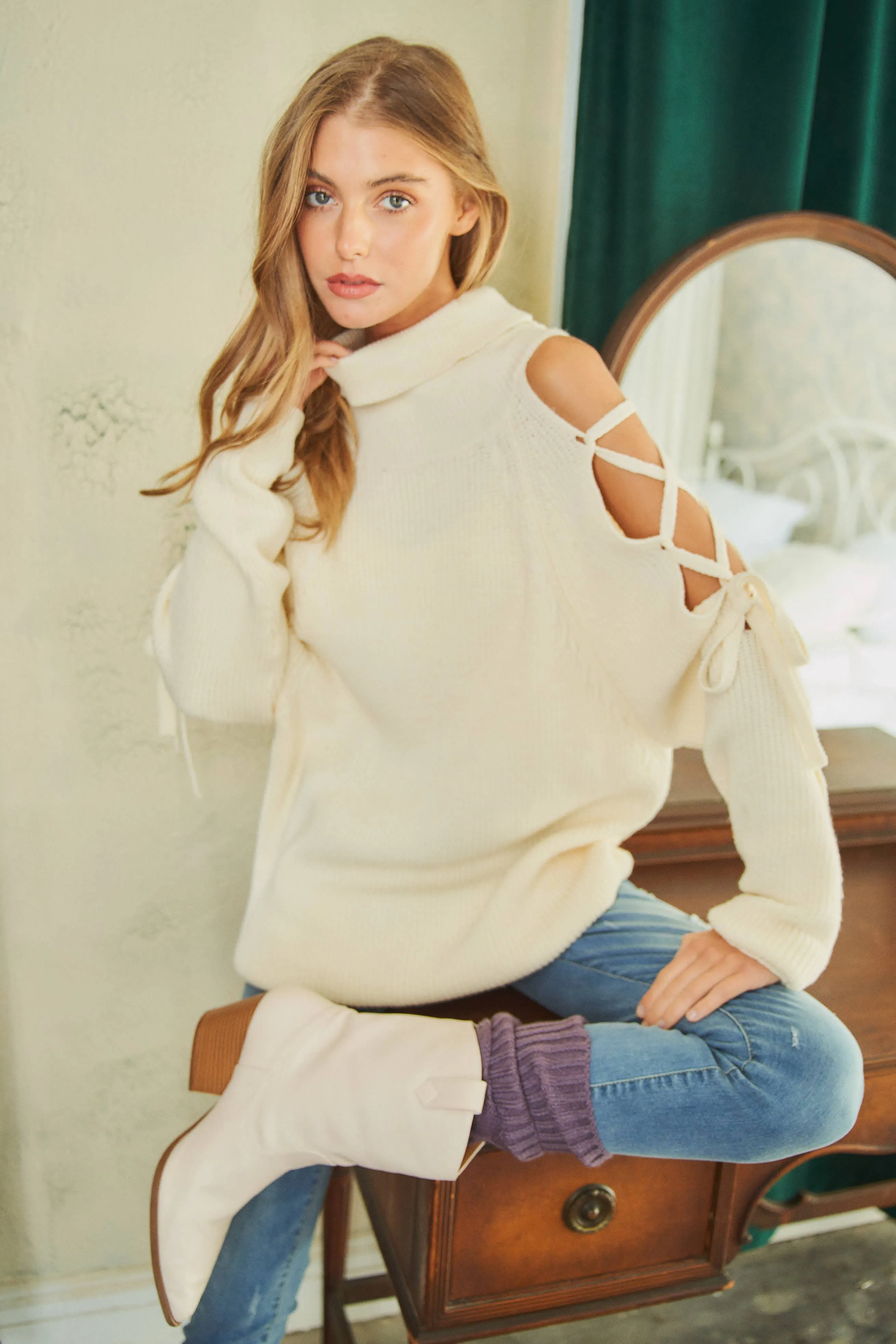 SOLID TURTLE NECK CUTOUT LONG SLEEVE SWEATER: Cream
