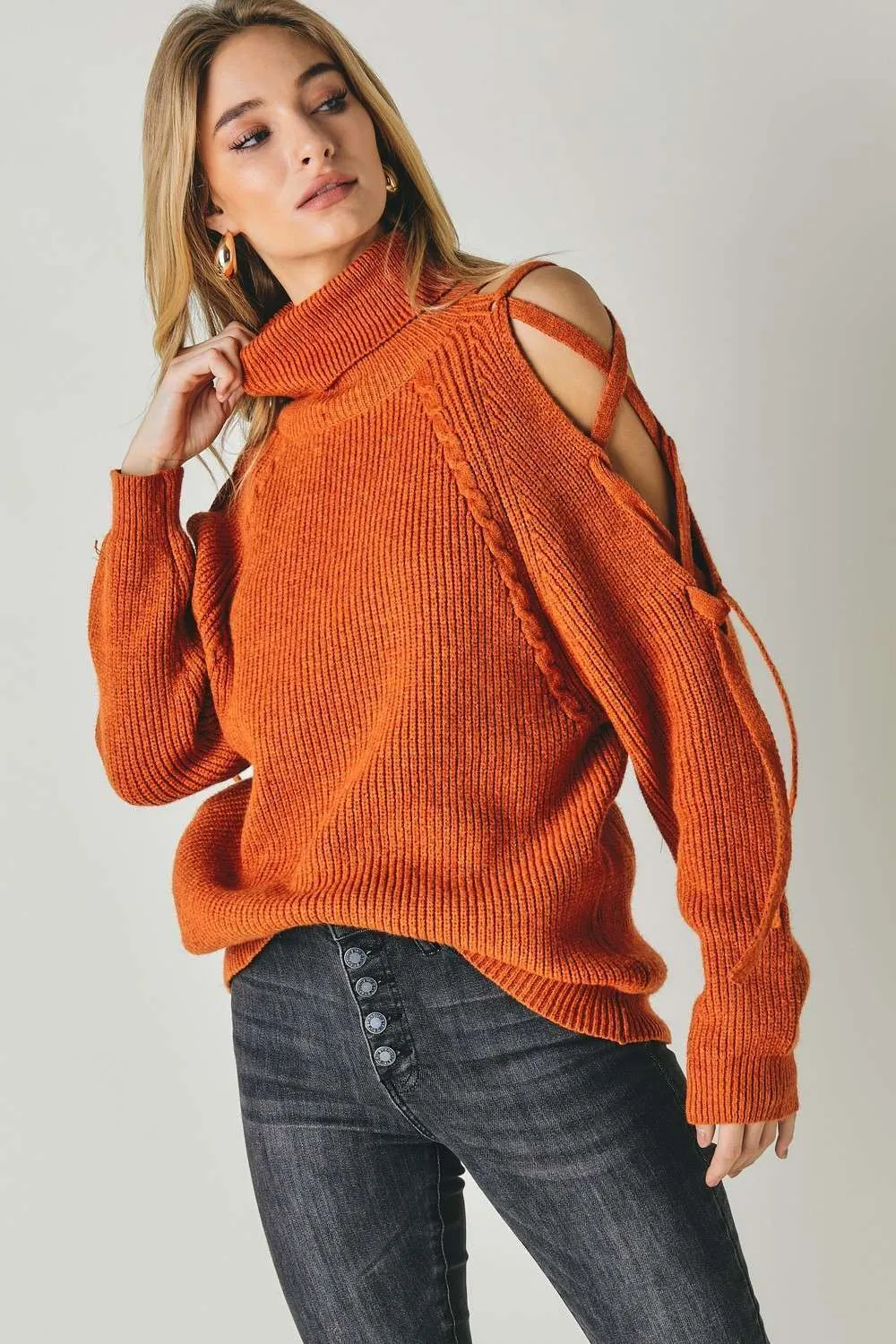 SOLID TURTLE NECK CUTOUT LONG SLEEVE SWEATER: Cream
