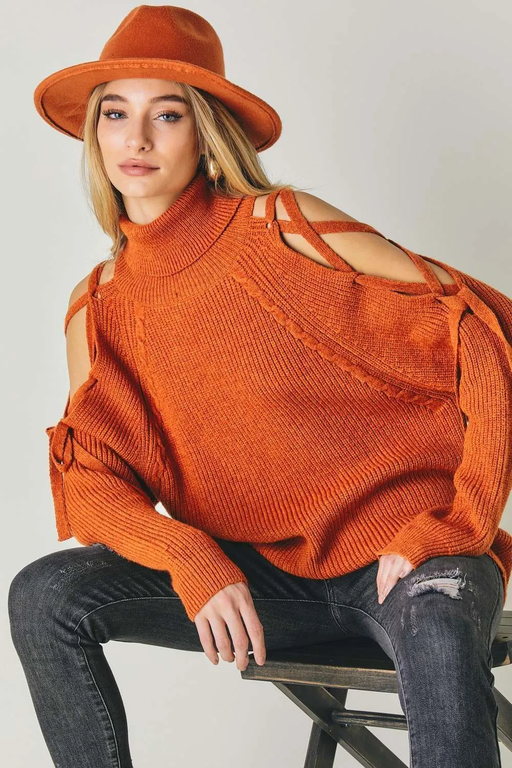 SOLID TURTLE NECK CUTOUT LONG SLEEVE SWEATER: Cream