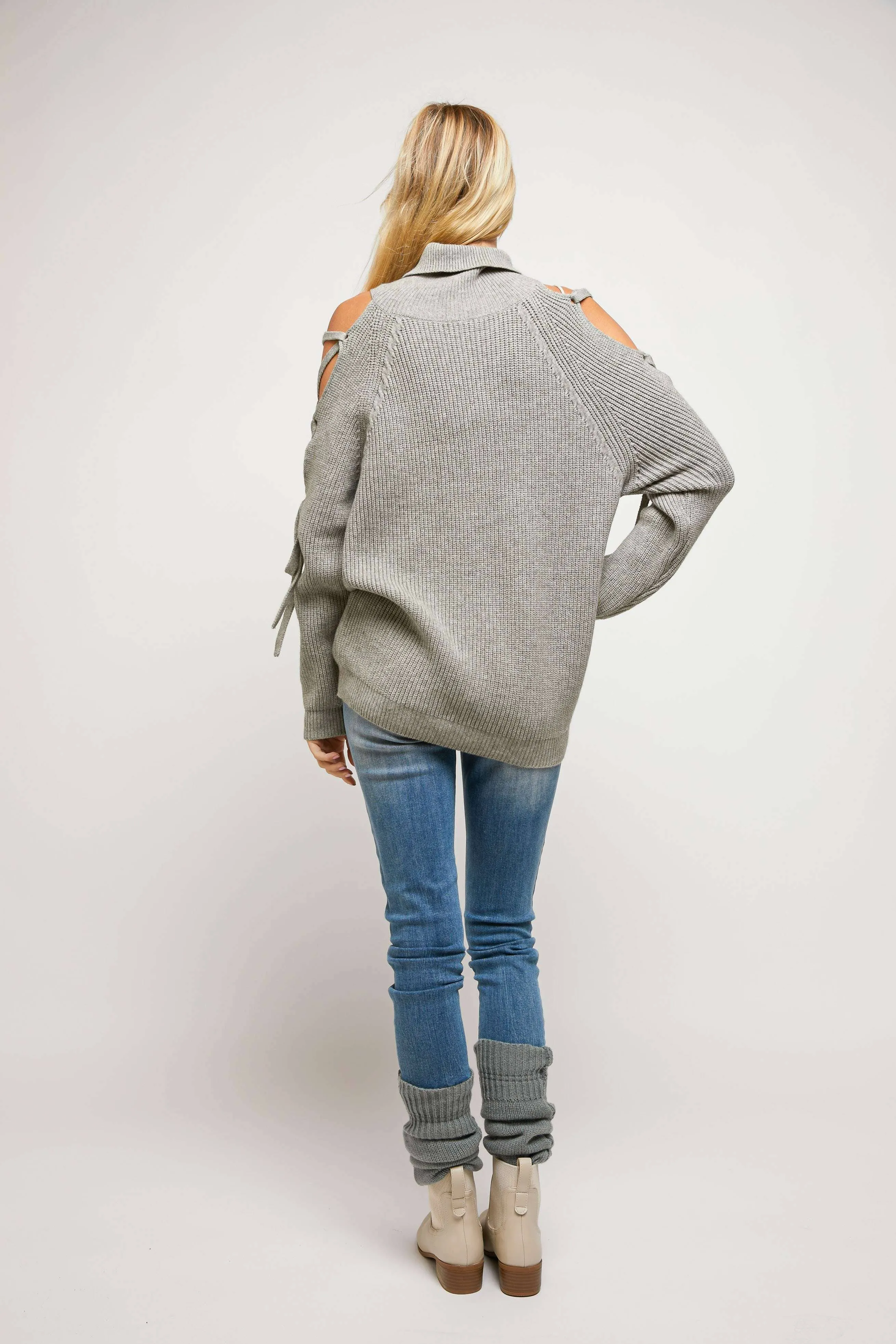 SOLID TURTLE NECK CUTOUT LONG SLEEVE SWEATER: Cream
