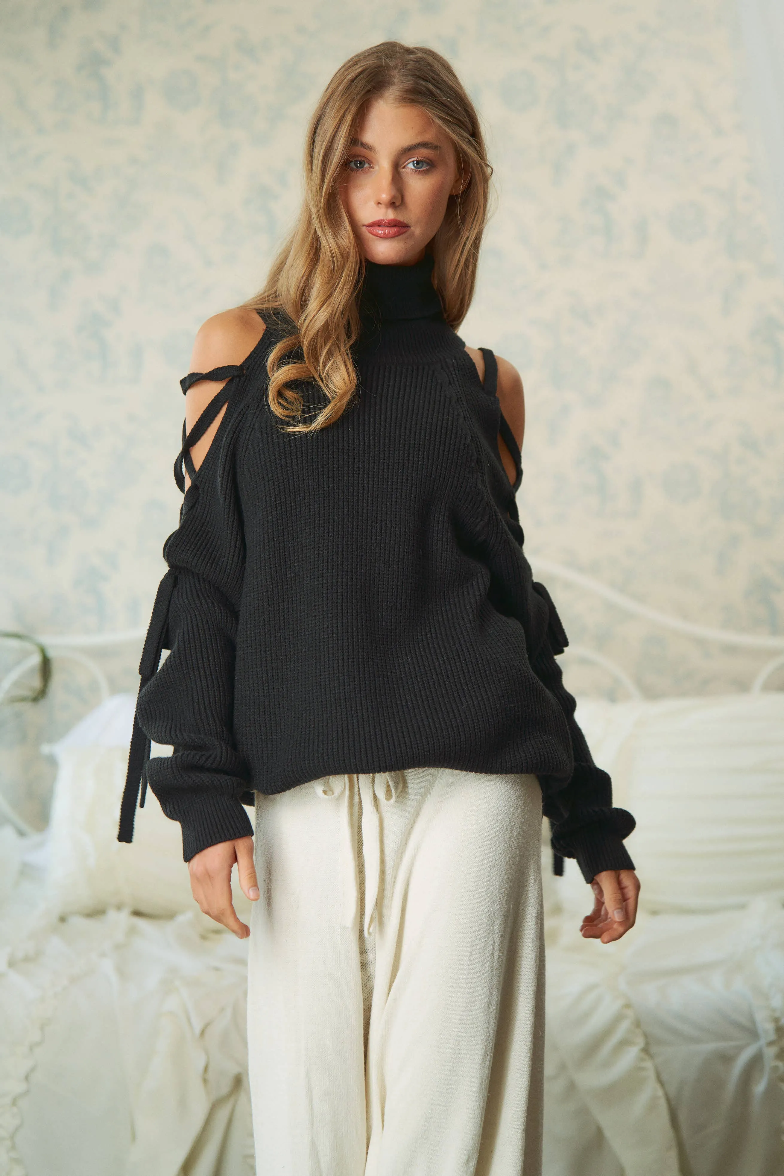 SOLID TURTLE NECK CUTOUT LONG SLEEVE SWEATER: Cream