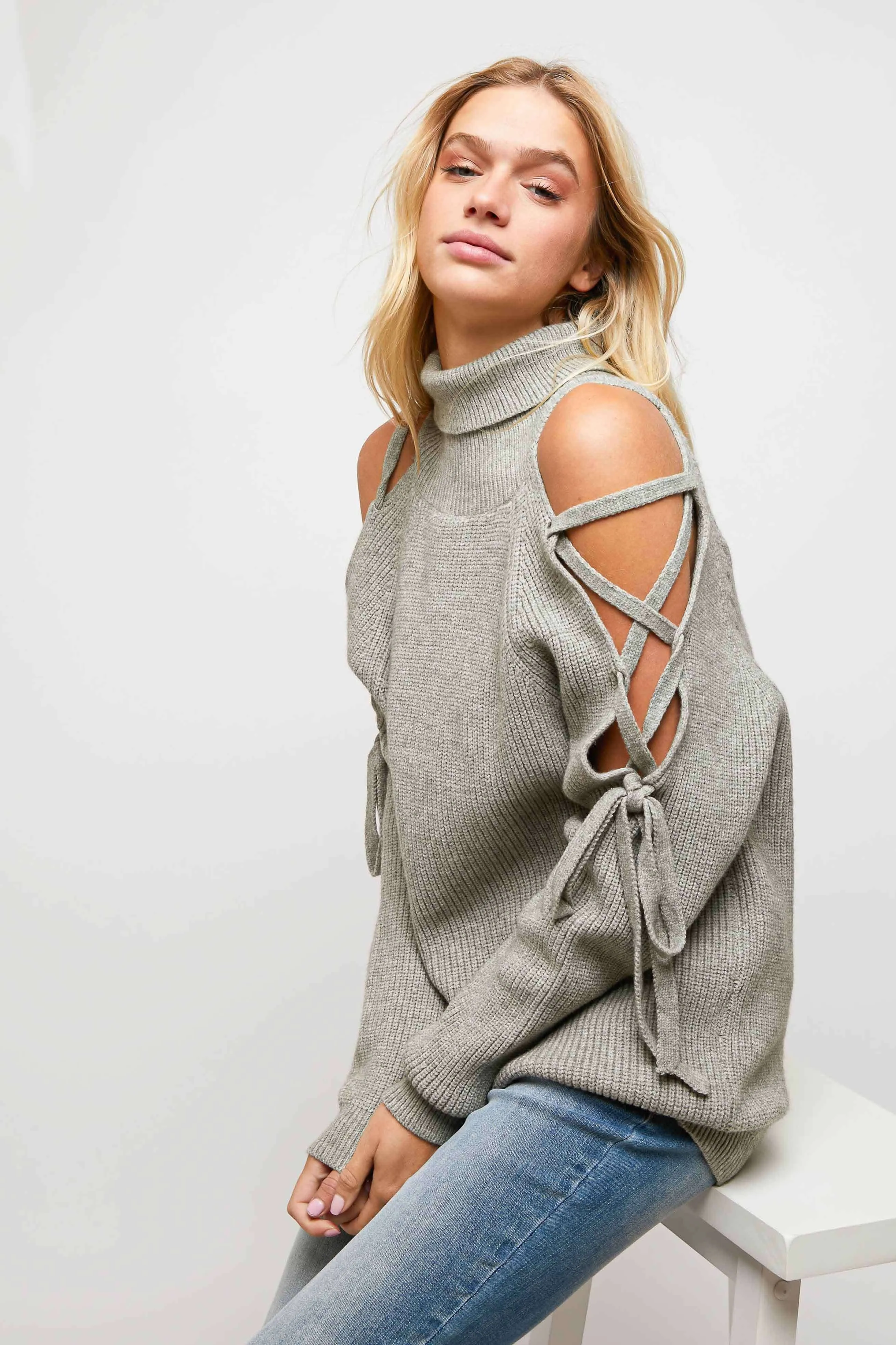 SOLID TURTLE NECK CUTOUT LONG SLEEVE SWEATER: Cream