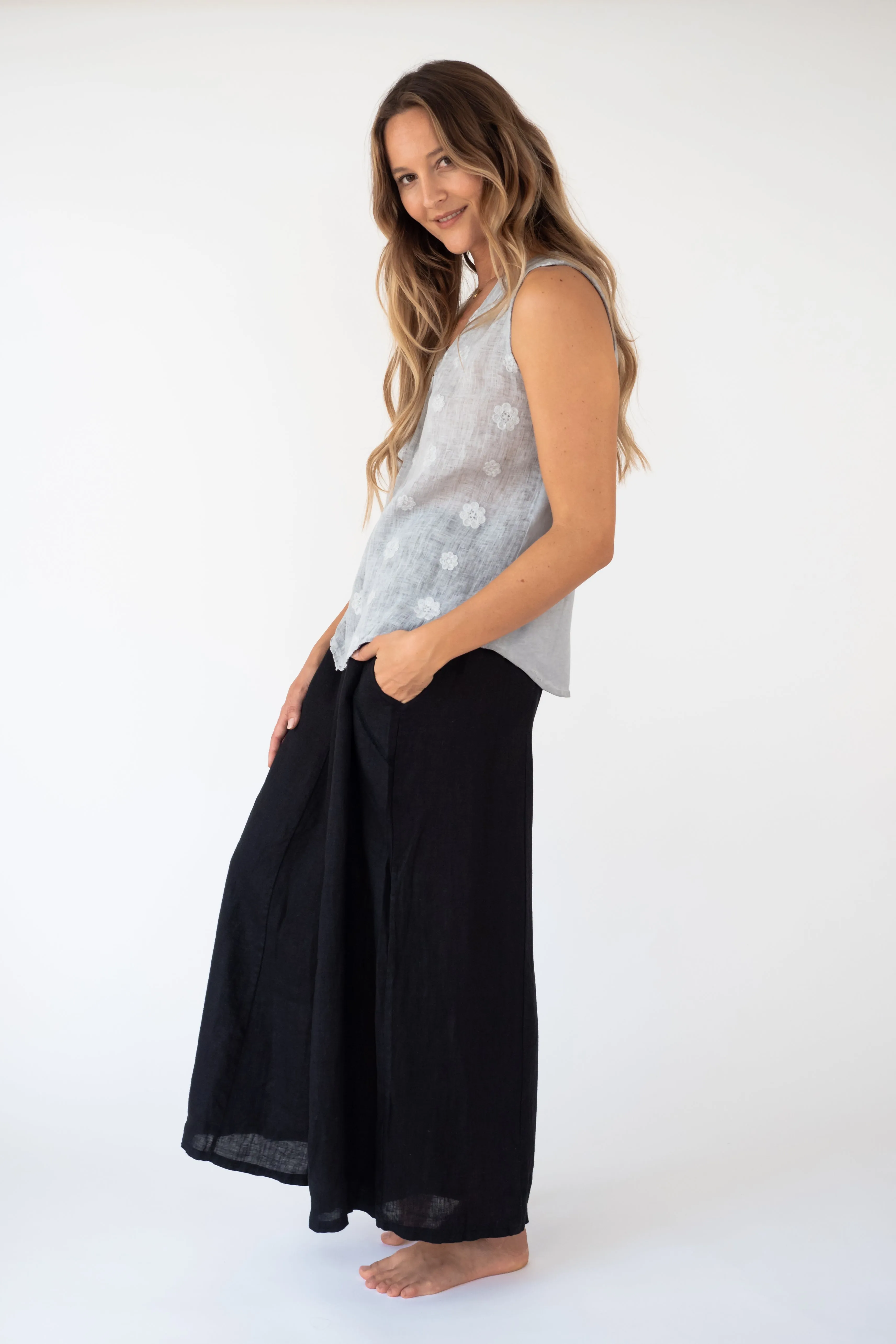 the LOA Linen/cotton sleeveless Top