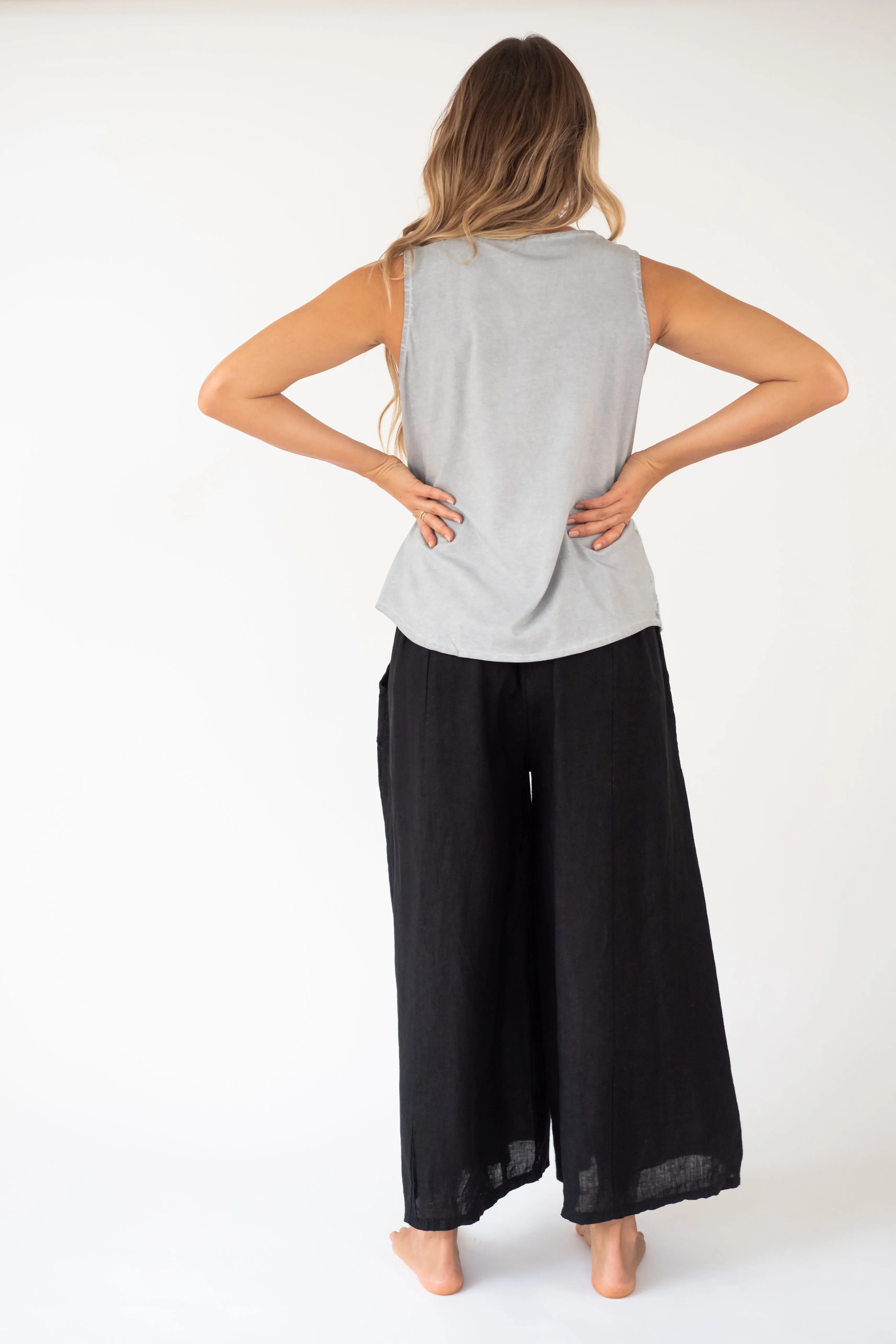 the LOA Linen/cotton sleeveless Top